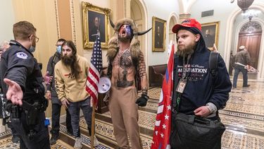 Partidarios de Donald Trump, incluido Jacob Chansley (con el torso descubierto y un sombrero de piel con cuernos), fotografiados durante la toma del Congreso el 6 de enero del 2021 en Washington.&nbsp;