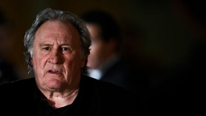 El actor francés Gérard Depardieu sale del juicio, en el que se le acusa de abusar sexualmente de dos mujeres durante un rodaje en 2021, ante el Tribunal Penal de París, el 24 de marzo de 2025.&nbsp;