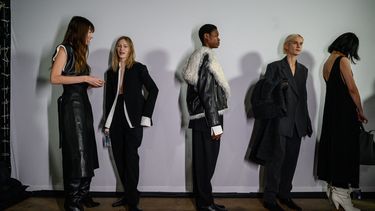 Las modelos luciendo creaciones de Proenza Schouler se reúnen detrás del escenario antes de su desfile durante la Semana de la Moda de Nueva York el 11 de febrero de 2023.