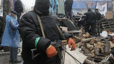 Un militante prorruso resguarda una estación de policía invadida en Slovyansk, en el este de Ucrania, el domingo 13 de abril de 2014. (AP)