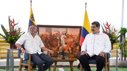 En esta foto difundida por la oficina de prensa de la Presidencia de Colombia, el presidente colombiano, Gustavo Petro, a la izquierda, el dictador de Venezuela, Nicolás Maduro.
