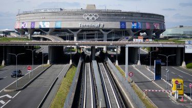 La terminal 1 del aeropuerto Charles de Gaulle, al norte de París, exhibe los anillos olímpicos, el martes 23 de abril de 2024.