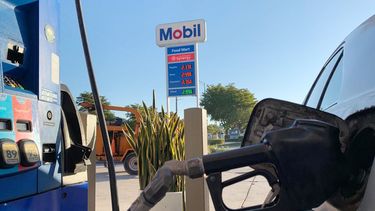 El precio de la gasolina varía según la demanda y la oferta del combustible y el petróleo.