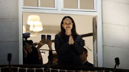 También fue homenajeada en Canadá la premio Nobel de la Paz, María Corina Machado, quien saluda desde el balcón del Grand Hotel en Oslo, Noruega, en la madrugada del 11 de diciembre de 2025.