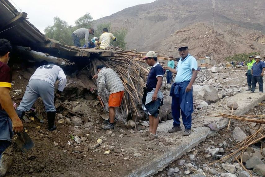 Las intensas lluvias que caen en el sur de&nbsp;Perú&nbsp;han provocado desbordes de ríos y deslizamientos de lodo que han dejado cinco muertos en dos provincias de la región Arequipa, según informaron este viernes las autoridades locales.