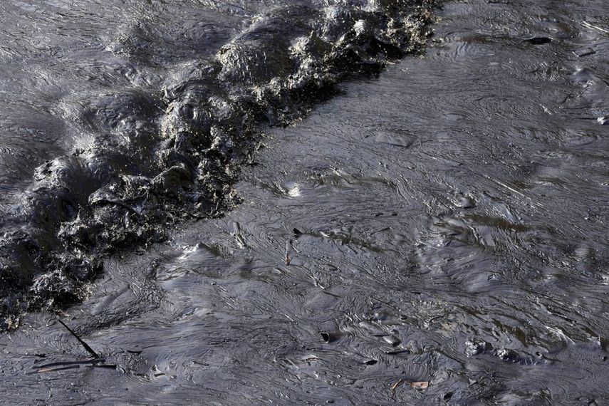 El petróleo de un vertido cubre la orilla de una costa