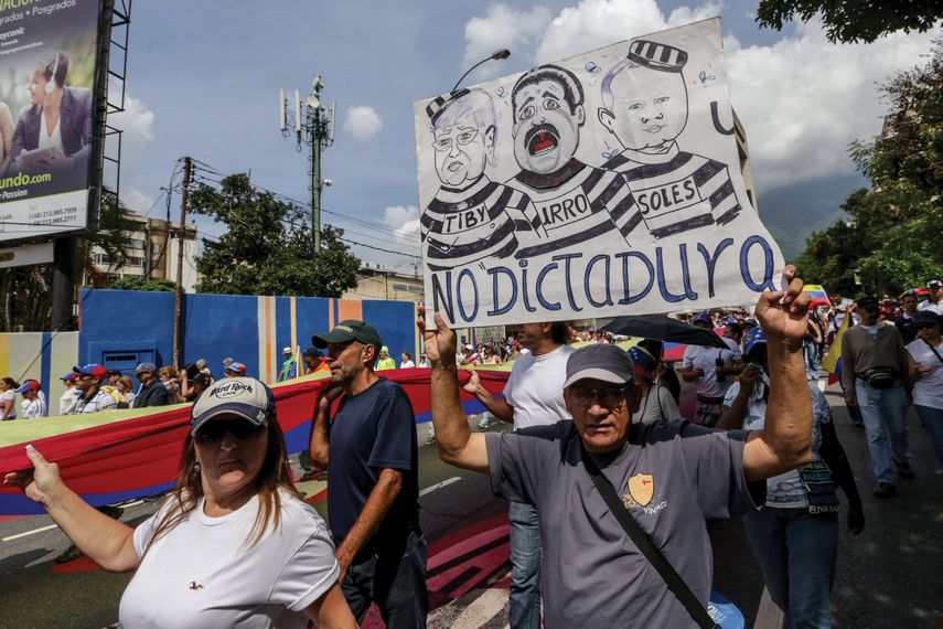 Un grupo de personas participa en la Toma de Venezuela, una protesta convocada contra lo que consideran una ruptura del orden constitucional tras suspensión del revocatorio