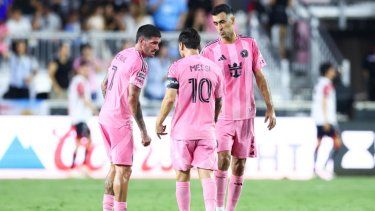 Rodrigo de Paul #7, Lionel Messi #10 y Sergio Busquets #5 del Inter Miami hablan en el campo en la segunda mitad durante el partido de la fase uno de la Copa de la Liga entre el Inter Miami CF y el Atlas FC en el Chase Stadium el 30 de julio de 2025 en Fort Lauderdale, Florida. 
