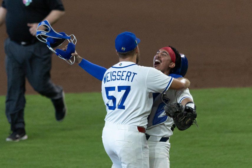 Jugadores de Italia celebran este sábado, en un partido del Clásico Mundial de Béisbol entre Italia y Puerto Rico en el estadio Daikin Park, en Houston (Estados Unidos)