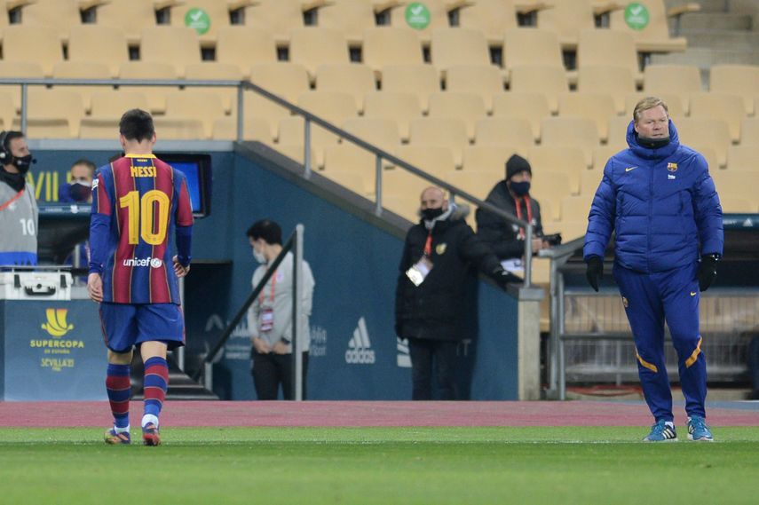 Lionel Messi abandona el terreno de juego tras ser expulsado en la final de la Supercopa de España, en al que el Barcelona cayó 3-2 ante el Athletic de Bilbao