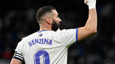 El delantero francés del Real Madrid Karim Benzema celebra después de marcar un gol durante el partido de fútbol de la liga española entre el Real Madrid CF y el Deportivo Alavés en el estadio Santiago Bernabéu de Madrid el 19 de febrero de 2022.