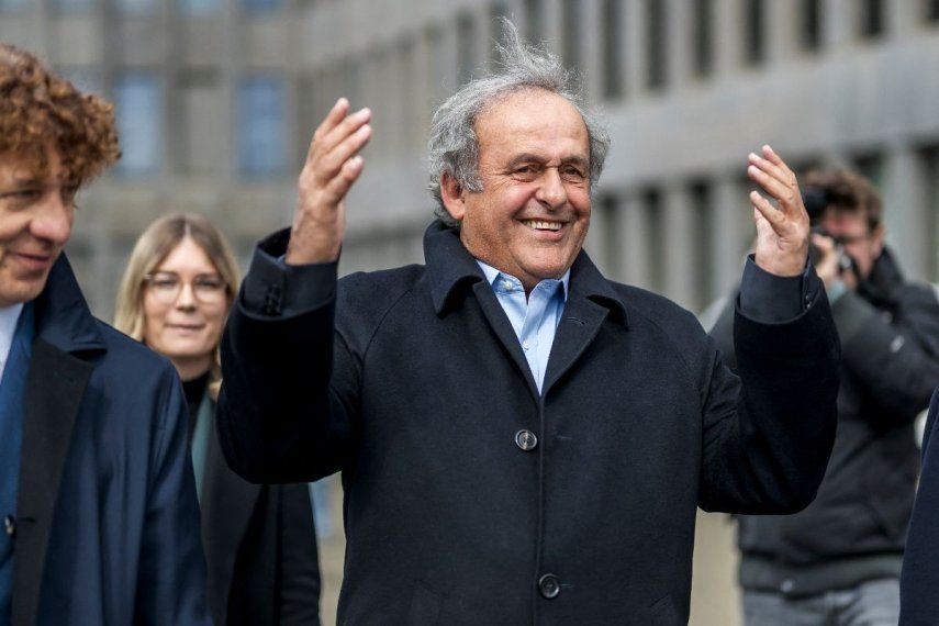 El expresidente de la UEFA, Michel Platini, reacciona al salir del juzgado tras el veredicto de la Fiscalía General de Suiza en una apelación contra los expresidentes de la UEFA y la FIFA por un presunto pago fraudulento, en Muttenz, cerca de Basilea, el 25 de marzo de 2025. El expresidente de la UEFA, Michel Platini, reacciona al salir del juzgado tras el veredicto de la Fiscalía General de Suiza en una apelación contra los expresidentes de la UEFA y la FIFA por un presunto pago fraudulento, en Muttenz, cerca de Basilea, el 25 de marzo de 2025.