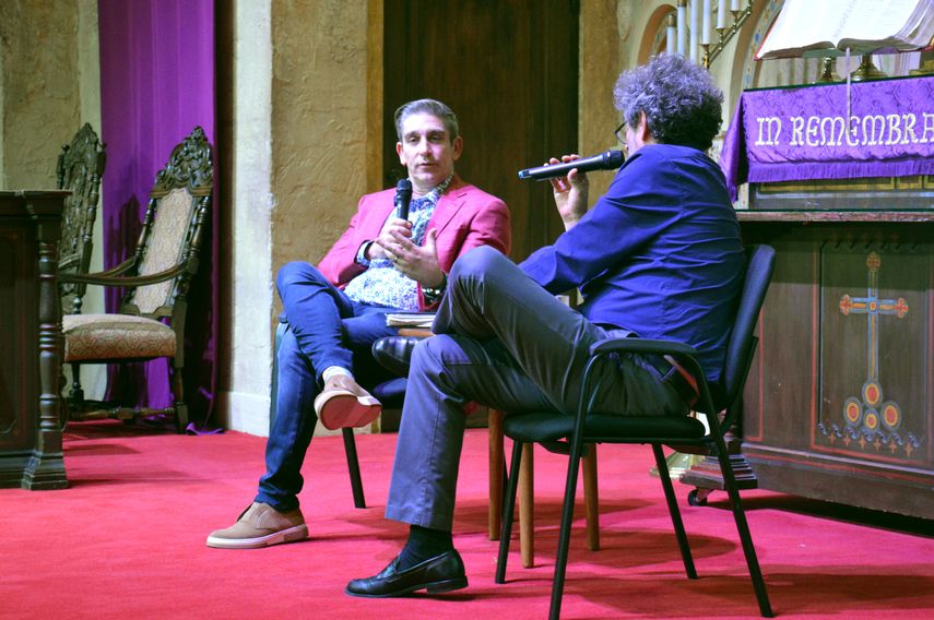 Richard Blanco contesta las preguntas de Mitchell Kaplan, cofundador de la Feria del Libro de Miami y propietario de la librería Books and Books.
