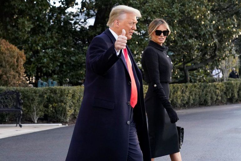 El presidente Donald Trump y la primera dama Melania Trump se dirigen hacia el Marine One en la Casa Blanca el miércoles 20 de enero del 2021 en Washington. Trump se dirige a su resort Mar-a-Lago Florida.