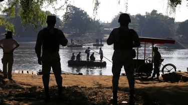 La Guardia Nacional de México vigila el río Suchiate, donde los lugareños transportan carga y personas entre México y Guatemala, cerca de Ciudad Hidalgo. La política migratoria mexicana está cada vez más militarizada, según organizaciones de derechos humanos y defensa de los migrantes.