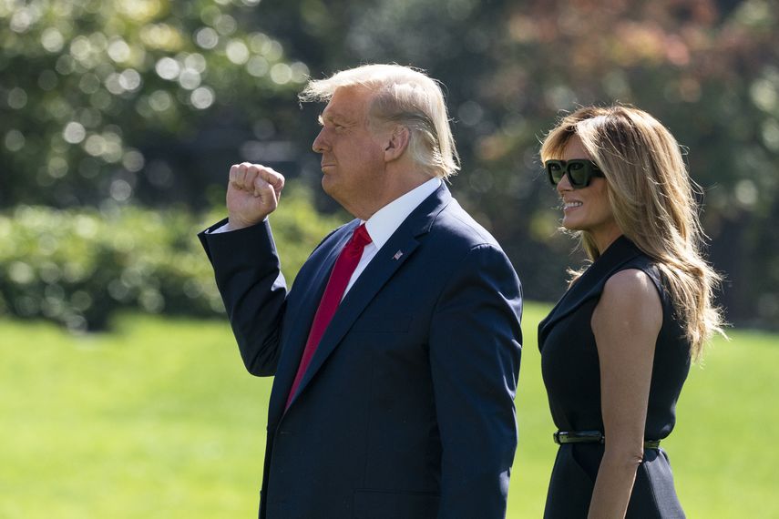 El presidente Donald Trump&nbsp; y su esposa, Melania Trump, en los jardines de la Casa Blanca.