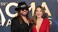 &nbsp;Billy Ray Cyrus y Elizabeth Hurley posan en la alfombra roja de los&nbsp;CMA Awards, en Nashville, Tennessee.