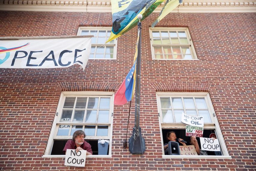 Activistas de la organización Code Pink invadieron la&nbsp;embajada&nbsp;venezolana en&nbsp;Washington&nbsp;(Estados Unidos), desde el pasado jueves 2 de mayo.&nbsp;