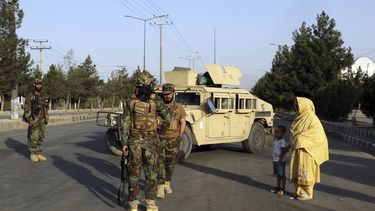 Milicianos del Talibán montan guardia en un retén cerca de la entrada al Aeropuerto Internacional Hamid Katzai en Kabul, Afganistán, 28 de agosto de 2021. Unos 150 estadounidenses se aprestaban a abordar un vuelo comercial desde Kabul el jueves 9 de setiembre de 2021.&nbsp;