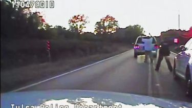 En las imágenes que se filtraron de la policía de Tulsa, se observa a &nbsp;Terence Crutcher con las manos en alto cuando el primero de los policías le pidió que se detuviera en medio de la vía.&nbsp;