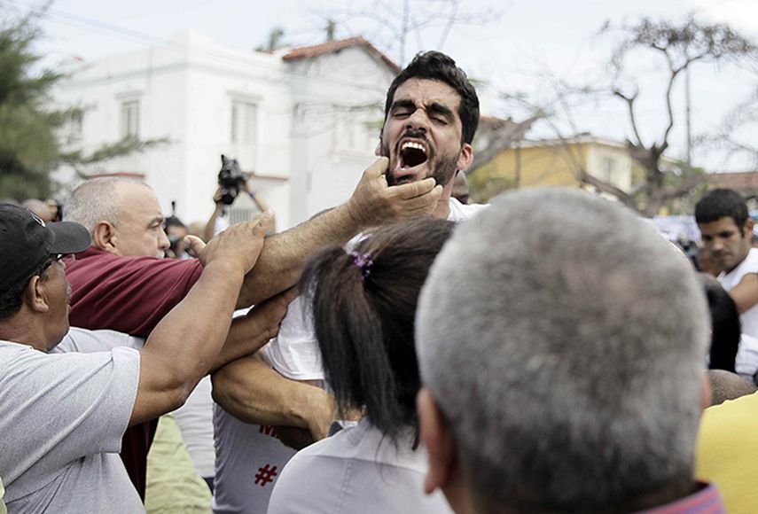 El grafitero cubano, Danilo Maldonado, conocido como El Sexto, es arrestado tras una marcha en La Habana.(EFE)
