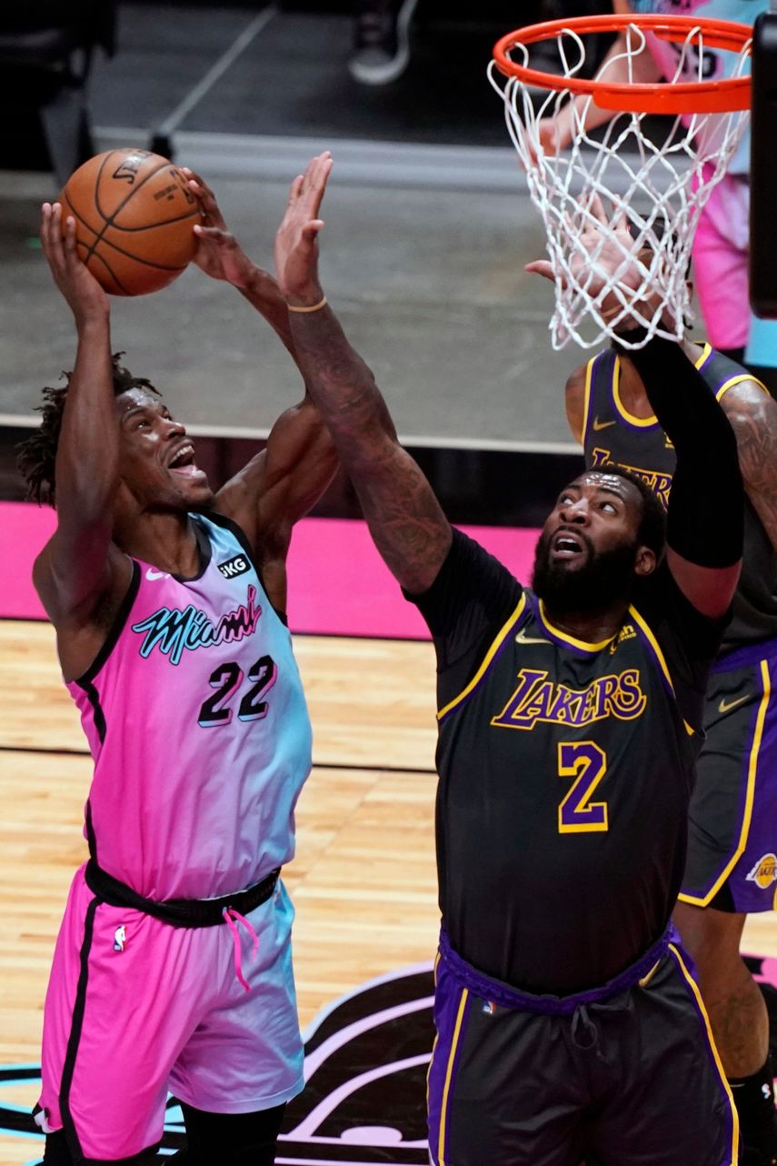 El alero del Heat de Miami Jimmy Butler avanza hacia la canasta mientras lo defiende el pivot de Los Lakers de Los Ángeles Andre Drummond el jueves 8 de abril del 2021.