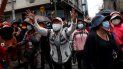 La gente grita durante una protesta en apoyo a los trabajadores de la salud en medio de la pandemia de COVID-19 en La Paz, Bolivia, el lunes 22 de febrero de 2021. Los trabajadores de la salud han convocado una huelga general para protestar contra una nueva ley sanitaria de emergencia que, entre otras cosas, permite la contratación de médicos extranjeros. La gente grita durante una protesta en apoyo a los trabajadores de la salud en medio de la pandemia de COVID-19 en La Paz, Bolivia, el lunes 22 de febrero de 2021. Los trabajadores de la salud han convocado una huelga general para protestar contra una nueva ley sanitaria de emergencia que, entre otras cosas, permite la contratación de médicos extranjeros.