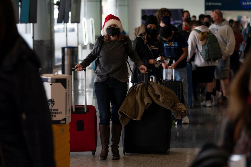 Con un gorro de Santa Claus, Caitlin Banford aguarda en una fila con el fin de documentar su equipaje para su vuelo a Washington, el lunes 20 de diciembre de 2020, en el Aeropuerto Internacional de Los Ángeles.&nbsp;