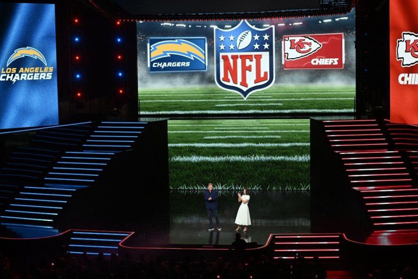 El comisionado de la NFL, Roger Goodell (izquierda), y la ejecutiva Mary Ellen Coe hablan en un escenario, el 14 de mayo de 2025.