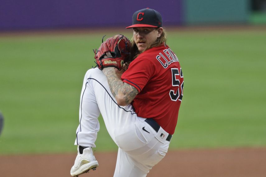&nbsp;Mike Clevinger, abridor de los Indios de Cleveland, lanza durante un juego el mi&eacute;rcoles 26 de agosto de 2020, ante los Mellizos de Minnesota&nbsp;
