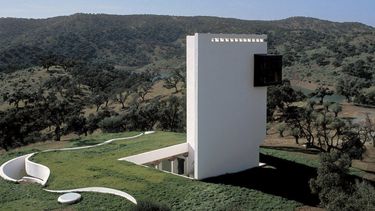 En esta imagen difundida por el Museo de Arte Moderno (MoMA) en Nueva York, la Casa de Retiro Espiritual en Córdoba, España, diseñada por el arquitecto argentino Emilio Ambasz, en 1979. Ambasz, padre de la llamada “arquitectura verde”, tendrá un instituto de investigación que lleve su nombre en el MoMA. 
