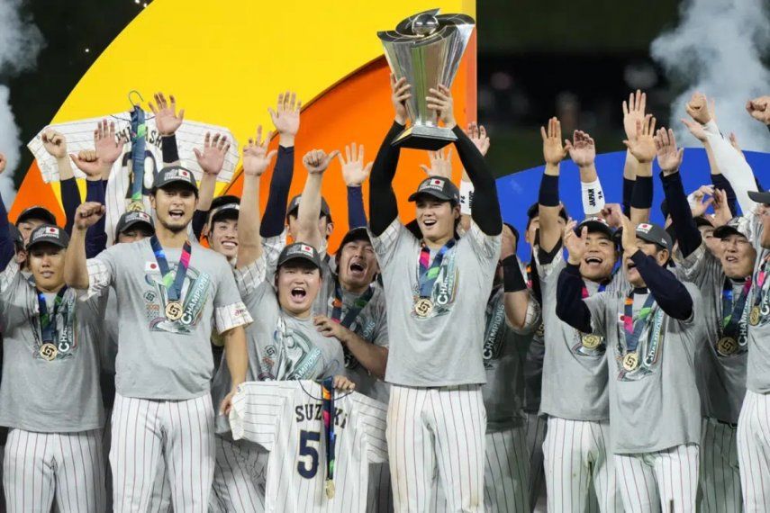 Shohei Ohtani levanta el trofeo del Clásico Mundial de Béisbol con Japón