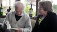 El poeta Nicanor Parra recibe la visita de la mandataria chilena Michelle Bachelet. (EFE)