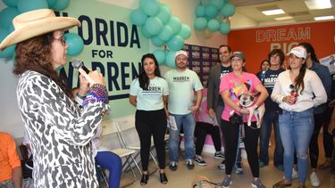 Marlene Braga habla a voluntarios durante la inauguraci&oacute;n de la oficina de Warren en Miami.