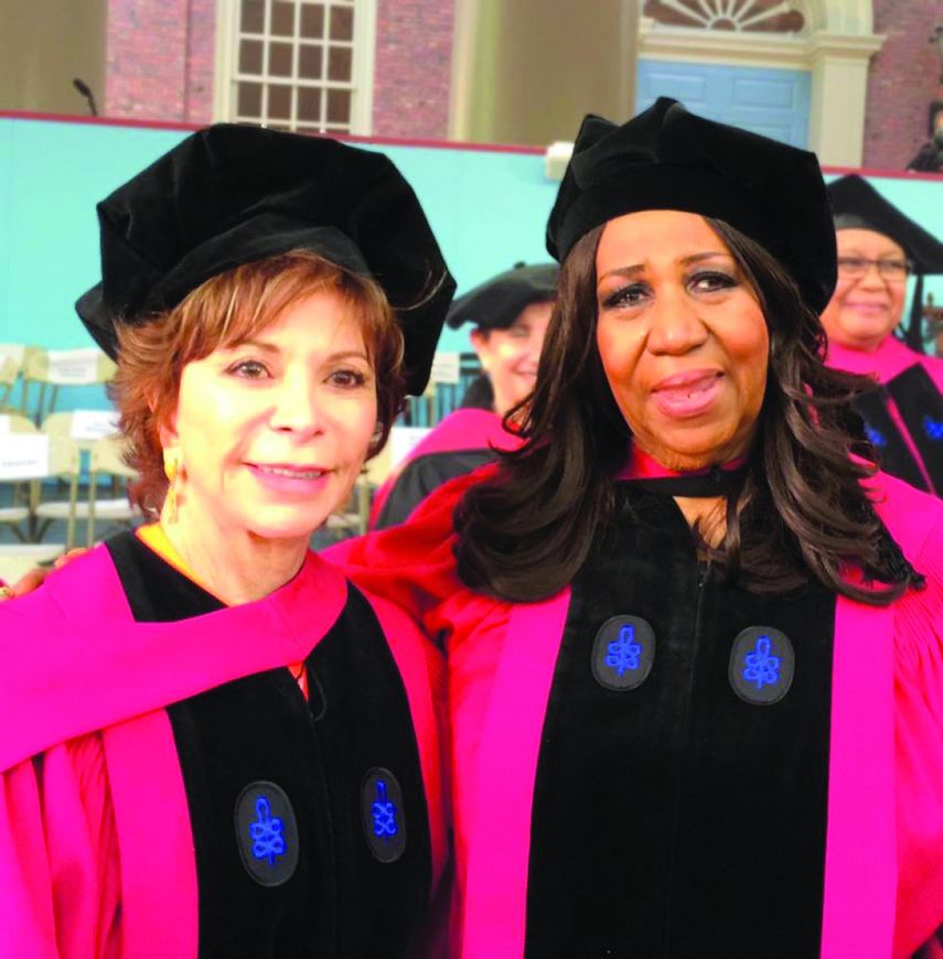Isabel Allende posa junto a Aretha Franklin en la ceremonia. (FACEBOOK)