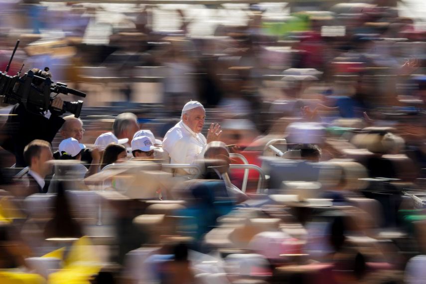 El para Francisco arriba a su audiencia semanal en la Plaza de San Pedro en El Vaticano el 15 de junio del 2022.