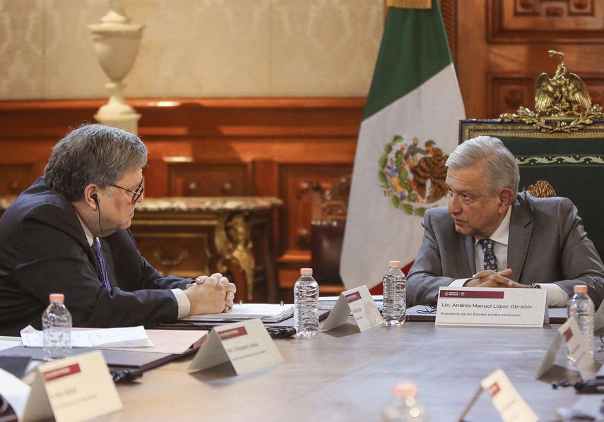 Esta foto divulgada por la oficina de prensa del presidente de M&eacute;xico muestra al presidente mexicano Andr&eacute;s Manuel L&oacute;pez Obrador, derecha, hablando con el secretario de Justicia de EE.UU. William Barr en el Palacio Nacional en Ciudad de M&eacute;xico, el jueves 5 de diciembre del 2019.&nbsp;