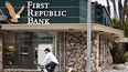 Un joven en bicicleta pasa frente a una sucursal del First Republic Bank.