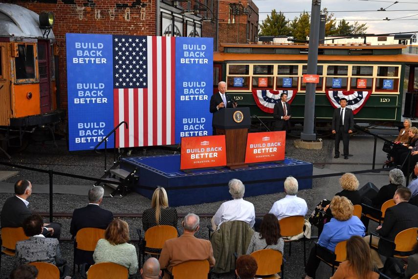 El presidente Joe Biden, habla frente a un grupo de personas después de recorrer el Museo Electric City Trolley mientras promueve su plan de gastos.