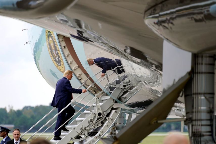 El presidente Donald Trump aborda al avión presidencial en el Aeropuerto Internacional Wilmington, el miércoles 2 de septiembre de 2020, en Wilmington, Carolina del Norte.
