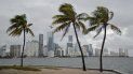 Vista parcial del centro de Miami, desde Virginia Key, tras el paso de la depresión tropical # 19. Vista parcial del centro de Miami, desde Virginia Key, tras el paso de la depresión tropical # 19.