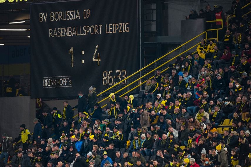 Mensajes en el público durante el juego entre Borussia Dortmund y RB Leipzig a favor de Ucrania, cayó mal a Rusia