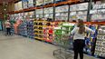 Clientes compran en uno de los espaciosos establecimientos de la cadena minorista Sams Club.