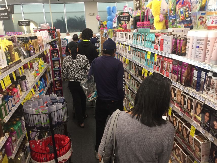 En una tienda CVS unas 10 personas hac&iacute;an fila, cargadas de art&iacute;culos de aseo y deseosas de tener m&aacute;s.
