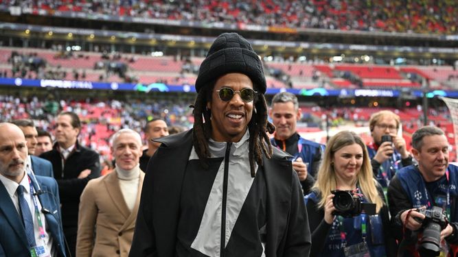 El rapero estadounidense Shawn Corey Carter, también conocido como Jay-Z, reacciona antes del partido de fútbol de la final de la UEFA Champions League entre el Borussia Dortmund y el Real Madrid, en el estadio de Wembley, en Londres, el 1 de junio de 2024. &nbsp; &nbsp; &nbsp;