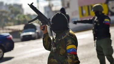Miembros de los llamados colectivos, grupos partidarios del r&eacute;gimen, participan junto con la Milicia Nacional Bolivariana en un ejercicio militar en el barrio 23 de Enero, Caracas, Venezuela, s&aacute;bado 15 de febrero de 2020.&nbsp;
