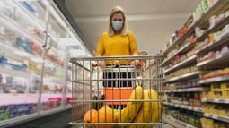 En Florida, el Programa SNAP prevé un pago máximo en cupones para comprar alimentos básicos.