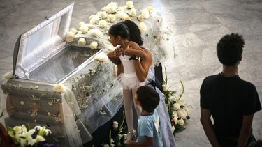 Una madre carga a su hija vestida de bailarina para despedirse de la fallecida bailarina Alicia Alonso durante su velorio en el Gran Teatro de La Habana &ldquo;Alicia Alonso&rdquo;, en La Habana.&nbsp;