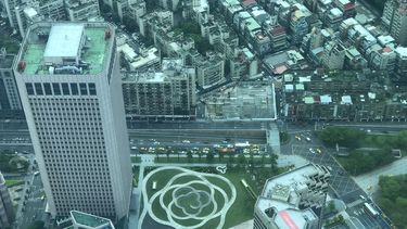 Vista desde el Taipéi 101, un edificio que cuenta con 106 plantas, de las cuales 101 fueron construidas por encima del nivel del suelo y cinco subterráneas.