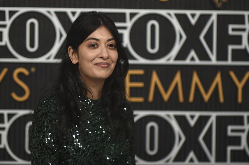 Paroma Guha llega a la 75ª edición de los premios Emmy el lunes 15 de enero de 2024 en el Peacock Theatre de Los Ángeles.